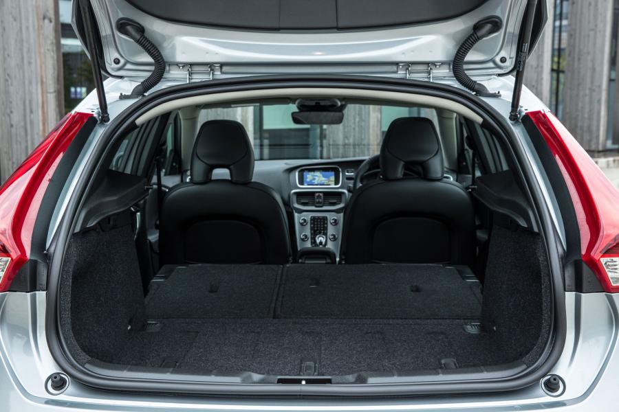 Багажник Volvo V40 D4 Inscription 2016 года  (UK) (фото 6 из 34)